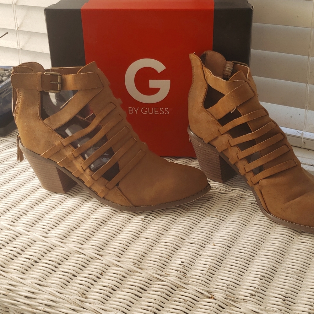 Guess gladiator boot shoe Size 9.5 NIB Brown cognac